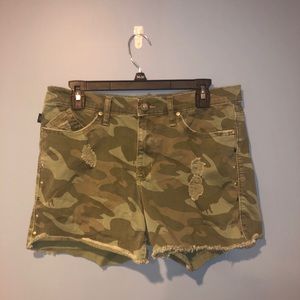 ROCK & REPUBLIC Camo Jean Shorts